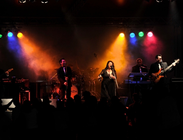 Hit Factory Cover Band Perth - Singers Musicians Entertainers